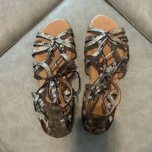 Gentle Souls by Kenneth Cole sz 9 metallic gold brown leather ex pre owned cond